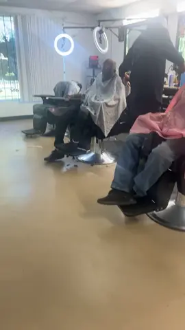 Man passes out in barbershop 😳 is he d3ad?? 😳😳 #viral #fyp #foryoupage #whatyoulearned #tiktok #barbershop #barber #barbershopconnect #haircut 