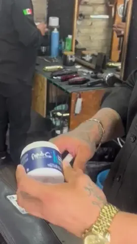 ¡Papis, les presento la Matte Pomade de Papi & Co! 🔥 👉 Alta consistencia 👉 Fijación media-alta 👉 Aroma único 👉 No más residuos o escamación ¿Quieres un peinado duradero que se retire fácilmente con agua? ¡Esta pomada lo tiene todo! Mantén tu estilo fresco y natural durante todo el día. ¡No te preocupes por desorden o residuos! 💪  #MattePomade #PapiAndCo #barber #barbershop  #pomade #pomadas  ¡Pruébalo ahora y dile adiós al mal cabello! 😎✂️