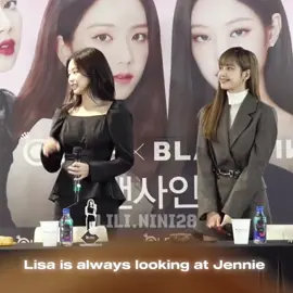 Lisa is always looking at Jennie #jenniekim #jennierubyjane #nini #blackpink #lalisa #lili #lalisamanobal #JENLISA #jenlisa #lilinini28 