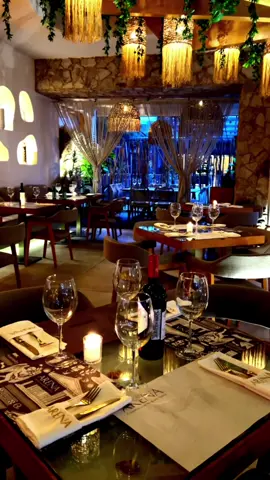 De noche, ARENA se vuelve en una experiencia mágica y única.  #guatemala #restaurant #foryou #fyp #comida #food #aesthetic 