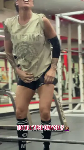 Aaand once again.. i pee’d myself 😩 #mombladder #powerliftingcompetition #strengthtraining #bodybuilding #buildmuscle #workout #powerlifting #womenwholift #fitover40 #strongmom #deadlift 