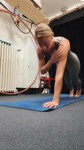 Some little workout routine before showtime😂 #fyp #artistsoninstagram #fypage #artistlife #hulahoopersofinstagram #hulahoopfitness #hulahoop #me #training #workout #addict #fit #backstage #theater #germany #hamburg #muscles #challange 