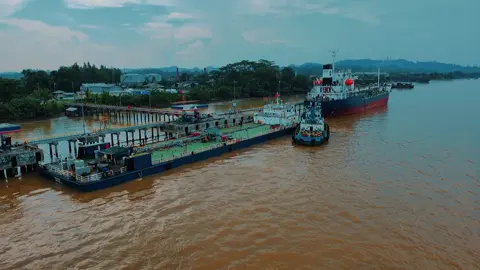 SPOB Akra 20 & MT. Akra 30 at AKR Palaran Tank Terminal Samarinda. #akrcorproindo #samarinda #pelautindonesia 
