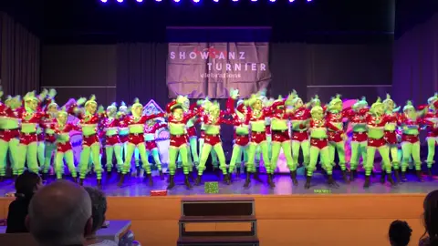 Unsere Kindergruppe #YoungSociety mit ihrem Grinch-Tanz heute in #Erfenbach. 💚 #Grinch #Showtanz #schautanz #tanzen #dance #kindertanzen #kindertanzgruppe #karnevalistischershowtanz #grün #whoville #dancegroupe #dancing #tanzgruppe #weihnachten #team #kostüme 