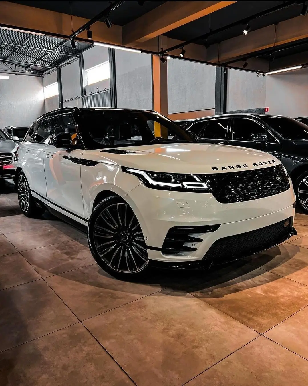 #garage #garagem #veiculos #carro #rangerover #velar 