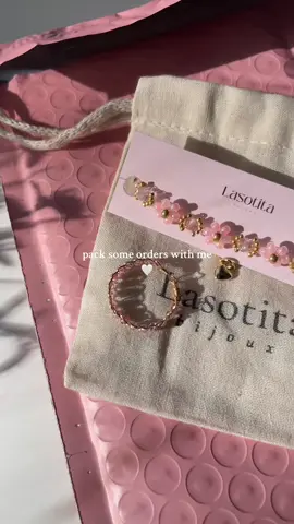 Pack two orders with me💖🌸 #handmadejewelry #beadedjewelry #fyp 