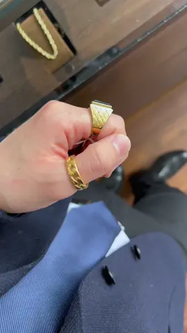 Guarda este video si usas anillos! Usar anillos tiene significados más profundos de lo que crees Si usas anillos y tienes un dedo favorito para ello, no es casualidad ¿No me crees? Ve el video completo y revisa que significa usar un anillo en ese dedo Encuentra anillos increíbles para todos los dedos en Kapriel.cl O envíanos un mensaje! Encantados te atenderemos #anillos #anillo #joyeria #anillohombre #anilloshombre #accesorios 