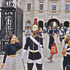 These tourists are very disrespectful to the royal guards! Please share the video to let them know this is not allowed 😡 #kingguard #royalguard #horseguardsparade #horseguards #kingsguard #thekingguard #fyp #foryou #london