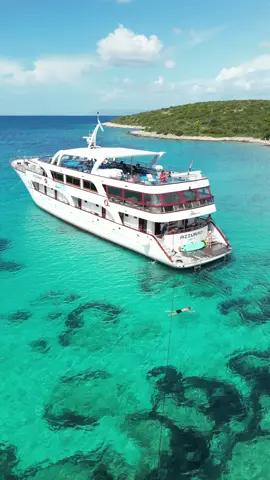 Who wants to take a cruise on the Adriatic Sea? 😍🇭🇷 #croatia #croatiatiktok #hrvatska #kroatien #rivatours 