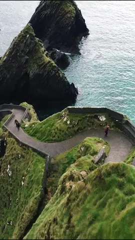 So this island is just as special and unique in it’s nature: Ireland 🇮🇪🧡  went to this beautiful spot at west coast with a friend and her family - luckily it wasn’t raining 😁🙌 #landscapeporn #droneshots #dunquinpier 