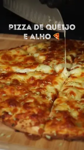 PIZZA DE QUEIJO E ALHO 🍕  - Uma delícia que não vais querer perder. 😏🤤 Deixa aqui o teu comentário e eu partilho contigo os ingredientes e as quantidades. E agora? Agora é a tua vez!!! 😏🫵🏽 - - - - - #qchef #ochefemtuacasa #pizzadequeijoealho