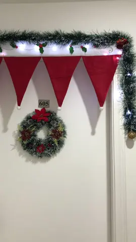 Decoração de hoje: porta de entrada do apartamento.    #natal #natal2023 #natalchegando #decornatal #decoracaonatal #decoracaonatalina #christmas #chtistmastime #christmas2023 #christmasdecor #christmasdecorations #christmastiktok #xmas #xmas2023 