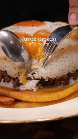 ¡Nada como un generoso arroz tapado con su plátano y huevito frito para salir del apuro y comer buenazo! Y sin duda alguna no hay mejor aliado en mi cocina que el delicioso arroz @CostenoPE súper rendidor y más graneado que nunca!