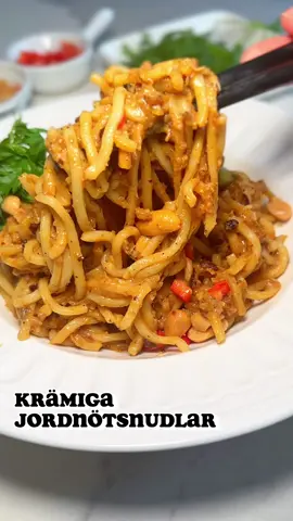 Hur krämiga är de här nudlarna!? 😍 (betalt samarbete med @Färsodlarna) Jordnötssmör, röd curry, kokosmjölk och sojasås är hemligheten till tidernas godaste jordnötsnudlar. De och Svenskodlad Färs från Färsodlarna såklart! 🇸🇪 Gjord på svensk åkerböna, gråärt och sötlupin kan den användas precis som vanlig ”färs” i grytor, såser, tacos mm.  Jag gillar att steka den i generöst med olja och ganska länge så att den får ordentligt med färg. 😋  💚💚💚💚💚💚💚💚💚  Krämigaste jordnötsnudlarna 2 portioner  200 g Svenskodlad Färs från Färsodlarna 1 msk neutral olja 1 msk ljus sojasås 1 tsk mörk sojasås 1 msk röd currypasta 2 tsk strösocker 2 tsk äppelcidervinäger 2 msk jordnötssmör 1,5 dl kokosmjölk 1 dl vatten 2 salladslökar, tunt skivade  Servering nudlar för 2 personer 2 msk finhackade jordnötter färsk koriander ev. finhackad röd chili  1. Fräs färsen i olja tills den får fint med färg och börjar dofta nötigt. Det tar ca 8 minuter. 2. Vispa ihop sojasås, currypasta, strösocker, vinäger och jordnötssmör i en skål. Rör ner i färsen. 3. Häll på kokosmjölk och vatten. Låt koka in till du har en krämig sås. 4. Koka nudlarna enligt anvisningarna på förpackningen. Vänd ner i såsen tillsammans med salladslök. 5. Fördela nudlarna i två skålar. Toppa med finhackade jordnötter, koriander och chili. #nudlar #noodles #recept #vardagsrecept #vardagsmat 