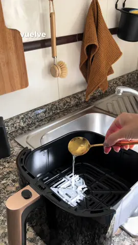 SI VAS A TENER UNA AIRFRYER .. guárdate estos tips para prepararla antes de su uso😉 La mia es la k10 de @Ultenic_global y estoy encantada con ella♥️ Si teneis cualquier pregunta, aquí estoy🥰🤗y si queréis comprar una a muy buen precio tengo un descuento para vosotr@s 🥳 . . . #consejosairfryer  #recetasairfryer  #tipsairfryer 
