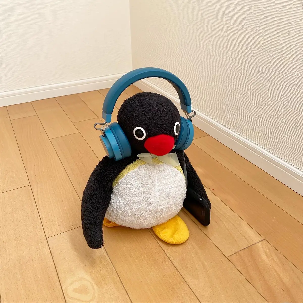 🐧🙂🎧 ・ #ピングー #pingu #ぬい撮り #ペンギン #penguin #🐧 #ヘッドフォン #headphones #stuffedanimals #plushies #nootnoot #japan 