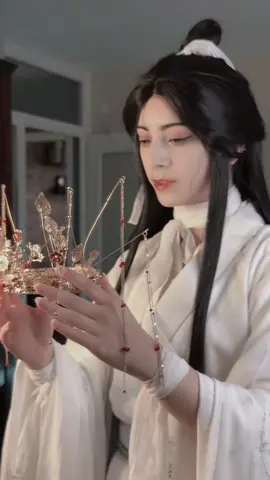 Imagine he sometimes puts his crown on when hes alone #XieLian#HeavenOfficialsBlessing#Cosplay#XieLianCosplay#HeavenOfficialsBlessingCosplay#TianGuanCiFu#TianGuanCiFuCosplay#TGCF#HOB#HeavenOfficialsBlessingXieLian