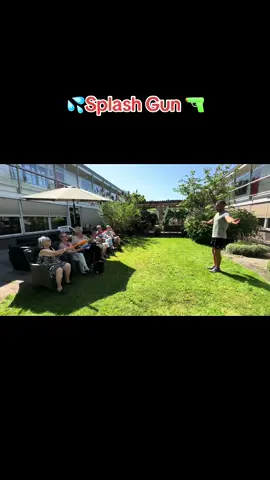 Splash gun with 👴🏻 and 👵🏼   #fyp #tiktok #viralvideos #funnyvideos #funny #tranding #Love #followme #fun #ouderenzorg #fitaanhuis #ouderen #ouderengym #gym #dementie #bewegen #bewegenoptiktok #bewegenisgezond #dementia #bewegenmetouderen #foryou #foryourpage #foryoupage #vitaliteit #vitaliteit #vitality #sport #zorghuis #zorgvilla #spelletje #gun #gunfight #freeforall 