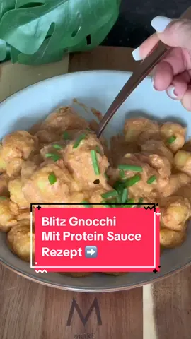 Anzeige |  Blitz Gnocchi mit Protein Cheese/Tomaten Sauce 🍜  Rezept ⬇️ Mit solch einfachen Rezepten habe Ich nicht nur 46 Kilo abgenommen, sondern auch täglich meinen Eiweißbedarf ohne Probleme decken können.  • Zutaten: 🍜 200 Gramm Gnocchi (Kühlregal) 🍜 120 ml Mandelmilch ungesüsst  🍜 30 Gramm Designer Whey neutral (andere Proteinpulver gehen auch) 🍜 20 Gramm geriebener Parmesan  🍜 100 Gramm Frischkäse  🍜 100 Gramm Tomaten  🍜 Gewürze, Kräuter, etwas Gemüse Brühe Pulver Meine Gewürze: Salz, Pfeffer, Paprika Pulver, Italian Allrounder und Cheddar Cheese von @Morenutrition.de  ➡️ Bei ESN & Fitmart (MoreNutrition) mit meinem Code: RettFit - dauerhaft maximal sparen. Zubereitung:  Mandelmilch, Tomaten, Frischkäse, geriebener Parmesan und Gewürze in einen Mixer geben und mixen.  Anschliessend die Gnocchi’s in einen Topf geben, die Soße drüber gießen und köcheln lassen. Nach 12-15 min den Topf vom Herd nehmen und das Designer Whey unterrühren, bis es sich vollständig aufgelöst hat. Alles auf einen Teller geben und genießen ✨  Nährwerte komplett: Ca. 558 kcal / 62 Gramm Kohlenhydrate/ 47 Gramm Eiweiß/ 12 Gramm Fett