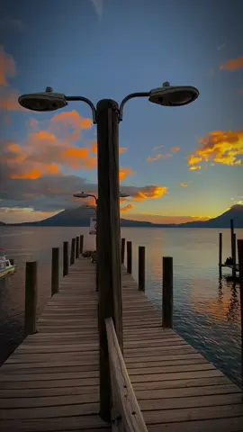 Sumérgete en la belleza del Lago de Atitlán, rodeado por majestuosos volcanes. Disfruta de comodidad y calidez en nuestro hotel. Nuestras habitaciones están diseñadas para proporcionarte el máximo confort. Despierta cada mañana con el sonido de las aves y la brisa fresca de la naturaleza que te rodea. Para los amantes de la aventura, Panajachel ofrece una amplia gama de actividades, desde senderismo en los volcanes circundantes hasta paseos en bote por el lago y visitas a pintorescos pueblos a orillas del agua. En nuestro hotel, tu bienestar es nuestra prioridad. Nuestro amable personal está siempre dispuesto a hacer que tu estadía sea inolvidable. ¡Ven y descubre la magia de Panajachel en nuestro Hotel! Tu escapada perfecta te espera. #sunset #reel #parati #reel #fryp #panajachel #moment #hotel 