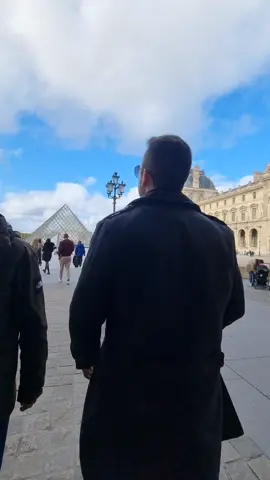 📌 Museu do Louvre - Paris/FRA A Pirâmide do Louvre é uma famosa estrutura de vidro e metal localizada no Museu do Louvre, em Paris, França. Ela foi projetada pelo arquiteto chinês-americano I. M. Pei e concluída em 1989. A construção da pirâmide faz parte de uma série de reformas e melhorias realizadas no museu na década de 1980. A pirâmide serve como a entrada principal para o Museu do Louvre e é um marco arquitetônico notável. Sua construção gerou algum debate e controvérsia na época, mas acabou se tornando um símbolo icônico do museu e de Paris. Ela foi projetada para combinar elementos modernos com a arquitetura clássica do museu, criando uma transição suave entre o antigo e o contemporâneo. Hoje, a Pirâmide do Louvre é uma atração turística popular e um dos principais pontos de acesso ao museu, que abriga uma das coleções de arte mais extensas e renomadas do mundo. #Paris #França #TorreEiffel #Louvre #Viagem #Turismo #CidadeDoAmor #Europa #ExplorandoParis #DestinosTurísticos #Arquitetura #Cultura #DicasDeViagem #VivaParis #CulturaFrancesa #ComidaFrancesa #ArteEmParis #ModaEmParis #PaisagensDeParis 