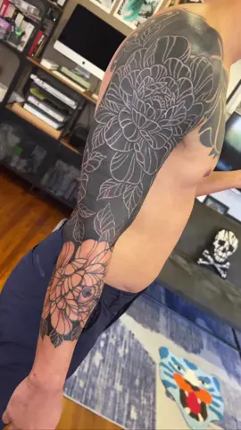 • @daphne_flowers  #WHITEonblacktattoo by @TTTSWRLDS #TTTSWRLDS ™️ #whiteinktattoo #blacktattoo 