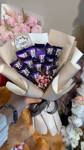Cadbury Chocolate Bouquet 😍 Srsly love with this bouquet 💐💞 #dairymilk #dairymilkboouquet #babybreathbouquet #babybreath #babybreathmurah #taipingflorist #ipohflorist 