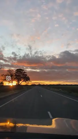 Solo roadtrips are good for the soul.  Throwback to last year when i drove from Adelaide to Brisbane with a trailer full of bikes for a week of riding. Time for another adventure i think ❤️
