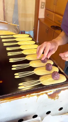 職人の見事な手さばきで作る芸術的和菓子！実演を見ながら食べる焼き立ては最高！こもかぶりっていう栗菓子だよ！#金沢グルメ #japanesefood #tiktokfood  📍板屋本店 石川県金沢市尾山町10-18 