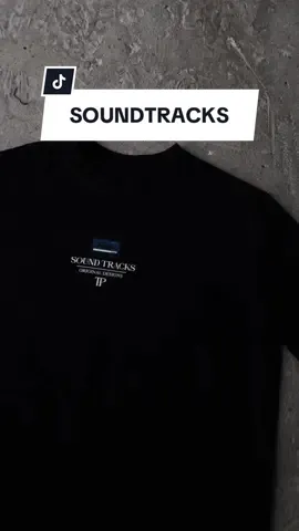 SOUNDTRACKS 💿 La camiseta de SOUNDTRACKS se roba el protagonismo, acompañada de momentos inolvidables y música que da vida a mis recuerdos. #marca #ropa #importante #sound #music #audio #ventas #fyp #viral #fypシ #camisetas #negro #edits #soundtracks #electronica #musica 