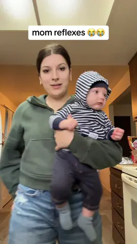 casualky catchibg throw up😭😭 #babiesoftiktok #spitupbaby 