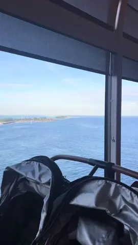 day 2: we arrived at nassau, got our hair braided, walked around and even saw ana & elsa at arrendelle;)) 💙🤍💙🤍 #fyp #foryou #viral #trending #onthisday #xybca #youngmama #2under3 #disneywish #disneycruise #holdiayseason 