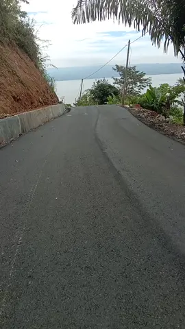 Otw Samosir indah via jalur tepi danau Toba Jalan Haranggaol -Tigaras diatetupa Bani bapak Presiden Jokowi widodo #pesonaindonesia#simalungun#haranggaol#tigaras#samosirkepinginsurga#garamasimalungun 