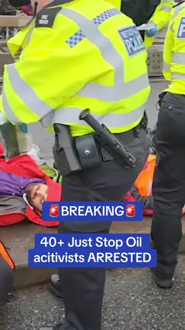 Getting a bit wet, guys? ☔️ More than 40 Just Stop Oil activists were arrested on Waterloo Bridge in central London as they continue their campaigning, while a cyclist wasn't letting them get in his way. #fyp #news #juststoppil #jso #london #londonprotest #breaking #juststopoilprotest #juststopoilannoying #waterloo #waterloobridge