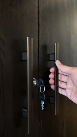 Conheça o Armário Multiuso Iris da ACP! Este armário é ideal para te dar aquela mãozinha na organização de diferentes espaços em sua residência, composto por um design moderno e arrojado. Sua estrutura é feita em 100% MDP, com 02 portas de bater e 05 prateleiras internas bem espaçadas que permitem aproveitamento total do interior do móvel. Seus puxadores são em plástico ABS de Alta Resistência  e seus pés em PVC, o que torna o armário elegante, resistente e de fácil limpeza! . #multiuso #multiusoiris #acp #mdf #demonstração #moveis #representantes 