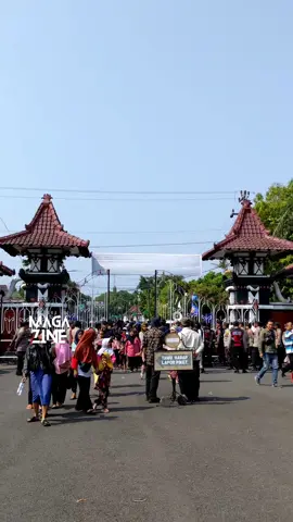 Pemalang, 8 November 2023- Aliansi Kesetia Kawanan Sosial  menggelar aksi unjuk rasa hari ini di depan Kantor Bupati  Pemalang. Mereka menuntut Bupati segera mengambil tindakan serius dalam menangani kasus dugaan korupsi masal yang terjadi dalam program Bansos PKH (Program Keluarga Harapan) dan BPNT (Bantuan Pangan Non Tunai) di seluruh desa di Kabupaten Pemalang.