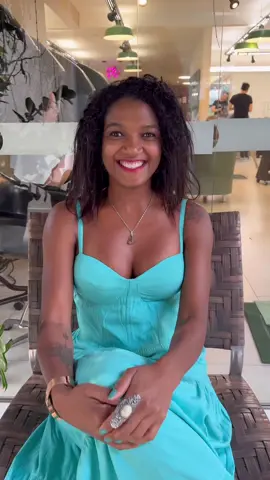 Hoje vamos contar a história da Kelly, ela chegou ao salão tremendo pois ainda não sabia se era o momento certo para fazer o seu BC, após uma longa conversa ela criou coragem e optou por fazer o seu grande corte, foi um momento de muita emoção e alegria, Kelly nos contou que teve um renascimento após o seu corte!  Confira essa história e o resultado. 🥰✨