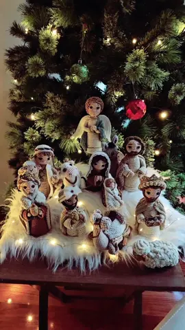 y después de semanas de tejido, hoy ve la luz este hermoso pesebre, resultado del curso de Edna Alcantara, amé cada pieza 🥰 y está  listo para viajar con su nueva dueña, espero que le guste tanto como a mi #presepioencantado #handmade #nativityscene #aesthetic #amigurumilove #crochettutorial #giftideas #regalosartesanales #crochetideas 