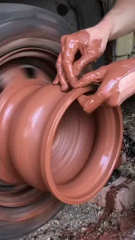 Using any tools available to make art! 🔨🍯 By @ikalash #art #clayart #clay #pot