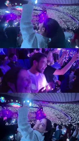 Kedua kalinya nonton Coldplay dan ini pertama kalinya aku nonton konser pilih tempat duduk di atas karena katanya harus ngerasain pengalaman ngeliat panggung dan lampu-lampunya full dari atas! Dan bener rasanya bedaaaaa bangettt! Dulu waktu festival seruuu banget tapi kalo ini rasanya sangat magical bisa ngeliat semuanyaaa.  i will never forget this magical night! 🥹💫 So happy! #Coldplay #ColdplayTokyo 