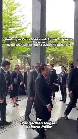 Kunjungan Ketua Mahkamah Agung Singapura bersama Ketua Mahkamah Agung RI ke Pengadilan Negeri Jakarta Pusat, Selasa 7 November 2023. Kunjungan meliputi pengenalan anjungan layanan mandiri dan e-court, pengenalan ruang sidang serta sambutan dan paparan mengenai profil dari Pengadilan Negeri Jakarta Pusat, yang dilanjutkan sesi tanya jawab bersama Ketua Mahkamah Agung Singapura.