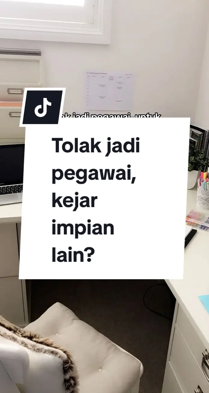 Siapa kita nak pukul rata, orang yang menolak kerja kerajaan tu rugi. Tidak. Setiap orang, ada sebab, impian tersendiri. Sekarang aku faham maksud time freedom, bantu orang ikut kasut masing-masing. Jadi guru, kita di sekolah. Suri bisnes macam aku? Rumah atau di mana saja aku nak duduk. Itu lah tempat aku bantu orang. Siapa nak join bisnes? Pm je aku. ☺️ #fypシ #suribisnes #bisnestanpamodalbarang 