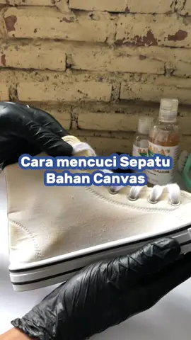 Udah tahu belum urutan yang benar cara mencuci sepatu khususnya yang sepatu bahan canvas