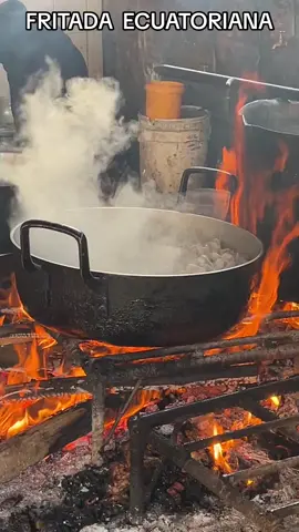#amigosdeviaje #fritada #ecuatoriana #pailadebronce #leña  #tradicion #sabor #gastronomia #disfrutaloenfamilia #gyp 