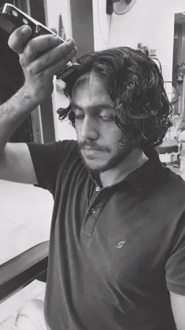 👩🏻: اوعدني تحلق شعرك لو حصلي حاجه💔 @AhmedSalah  @AhmedSalah 