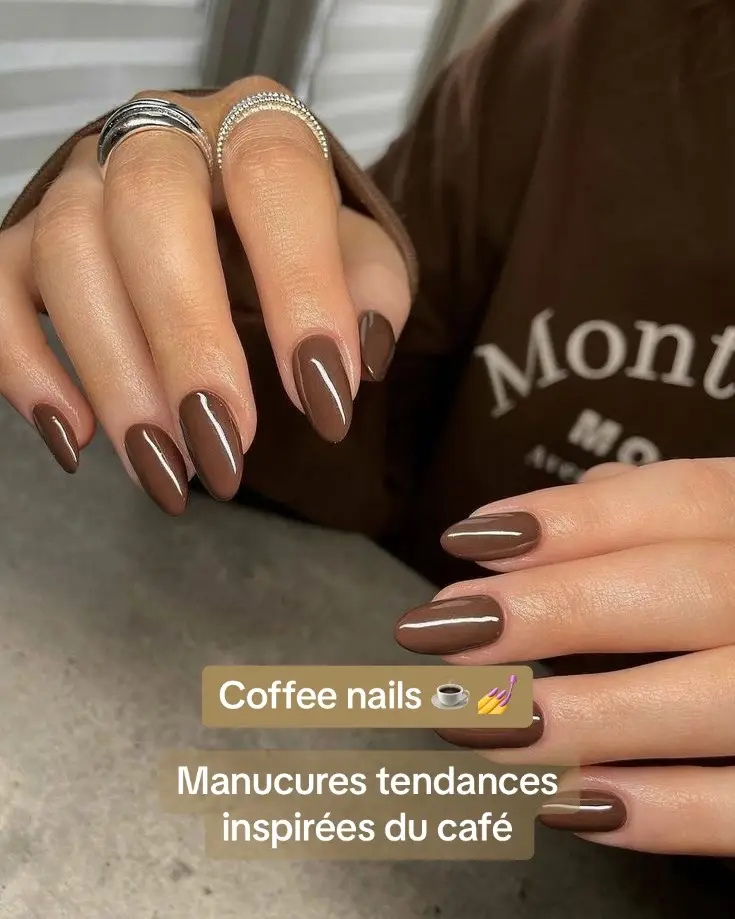 Latte, espresso, iced coffee... Nos boissons préférées sont une source d'inspiration inépuisable pour enjoliver nos #ongles. #nails #coffee #nailtutorial #nailscoffee #manucure #nailsbrown #autumn #BeautyTok  📸 Pinterest 