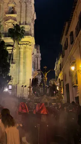 Santísimo Cristo de la Sangre junto a la Catedral de Málaga acompañado de la AM Vera+Cruz de Campillos. Miércoles Santo malagueño. #catedral #semanasanta #semanasantamálaga #semanasantamálaga2023 #málaga #2023 #procesión #am #amveracruzcamp #amveracruzcampillos #amveracruzdecampillos #miércoles #miércolessanto #miércolessanto2023 #cofrade 