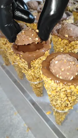 Essa casquinha faz muito sucesso por aqui , e uma das queridinhas 🤎 . . #conetrufado #fy #confeitariaartesanal  #ferrerorocher  #doces 