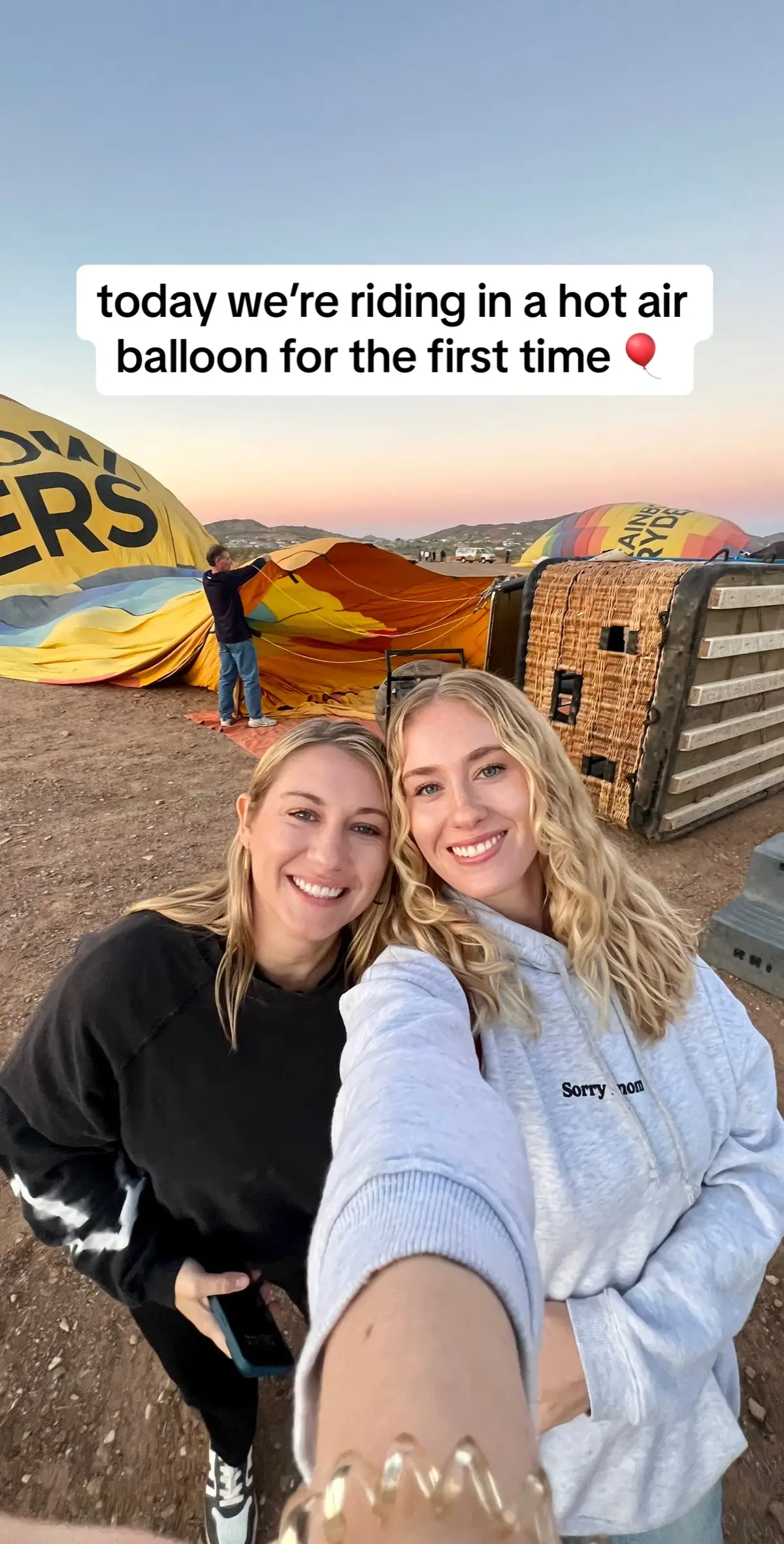 one of the 99 🥰 #99luftballons #janineandgen #internationalcouple #hotairballoon #lesbiantravel #lesbiandatenight #coupledateideas #heißluftballon 