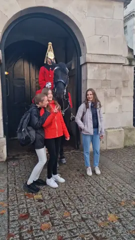 Brave Girls / The King's Guards #horseguardsparade #thekingsguards #londonuktravelwalk #thekingsguards #thekingsguard #horseguard #thehouseholdcavalry #londonattractions 